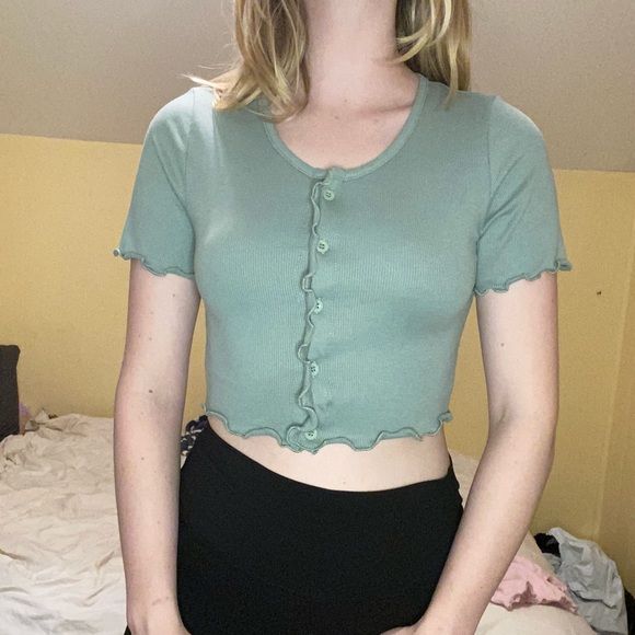 pair or separate green and pink crop tops - Picture 3 of 7